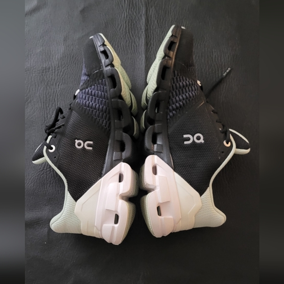 On Running Sneaker Cloudflyers women size 7.5 - Picture 1 of 12